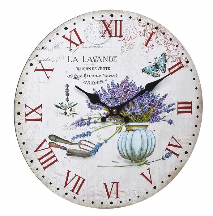 Runde Wanduhr mit Lavendelmotiv, blauen Blüten im Krug, Schmetterling, roten römischen Ziffern und schwarzen Zeigern