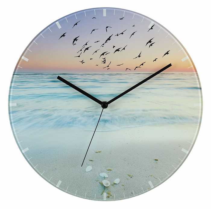 Runde Wanduhr mit Strandmotiv, Wellen am Ufer und Vogelschwarm am Himmel, schwarze Zeiger und Strichmarken