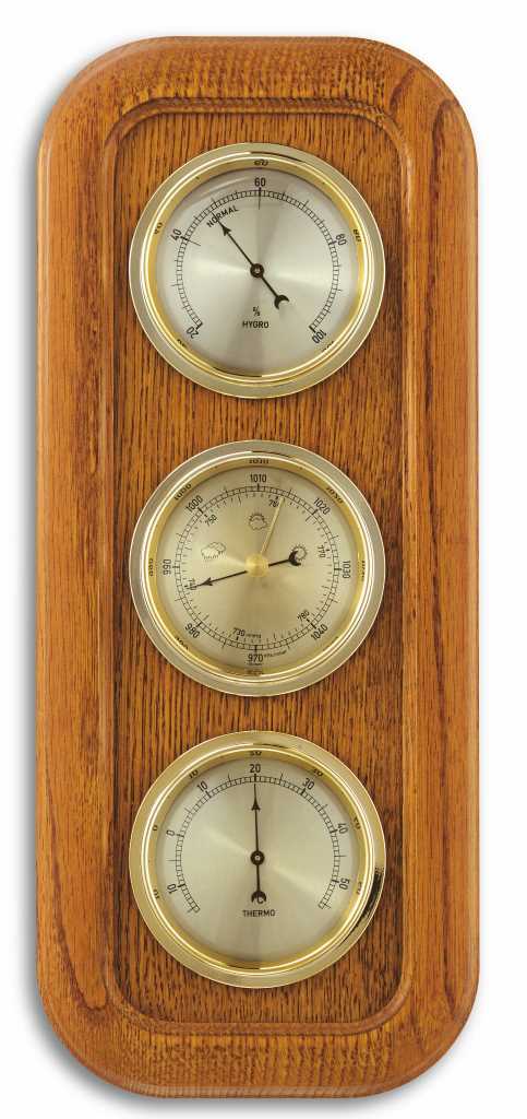 Holztafel mit drei runden Messanzeigen übereinander in goldfarbenen Rahmen, mit Zeigern und Skalen
