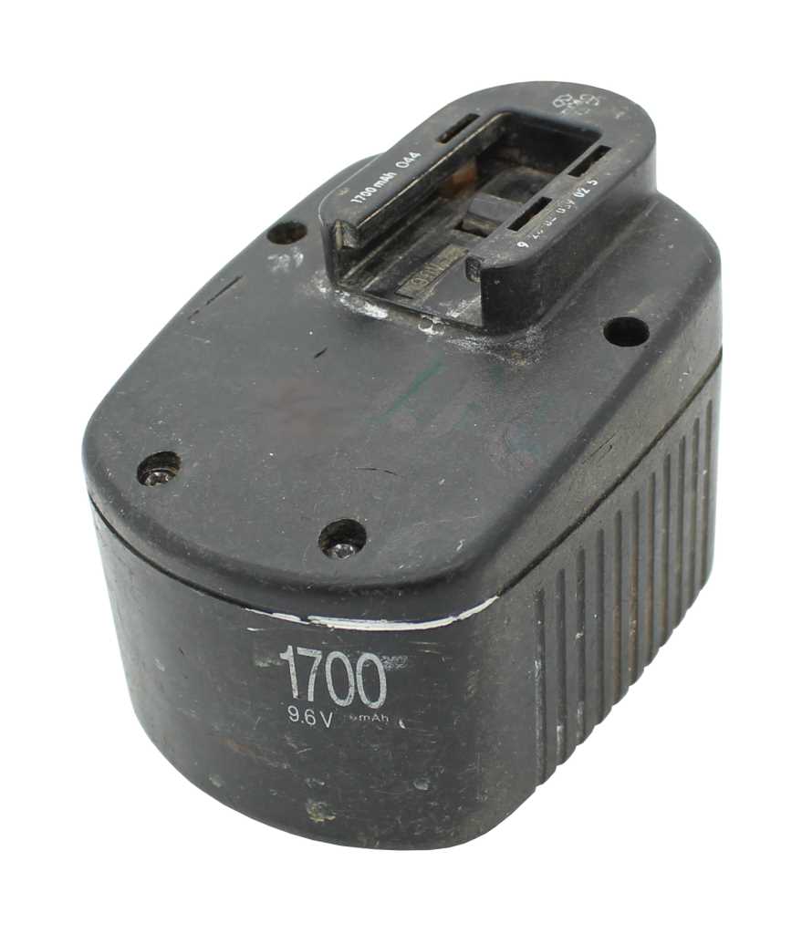 Gebrauchter schwarzer Werkzeugakku mit Steckaufnahme und Riffelung an der Seite, mit Aufdruck 1700 und 9,6 V