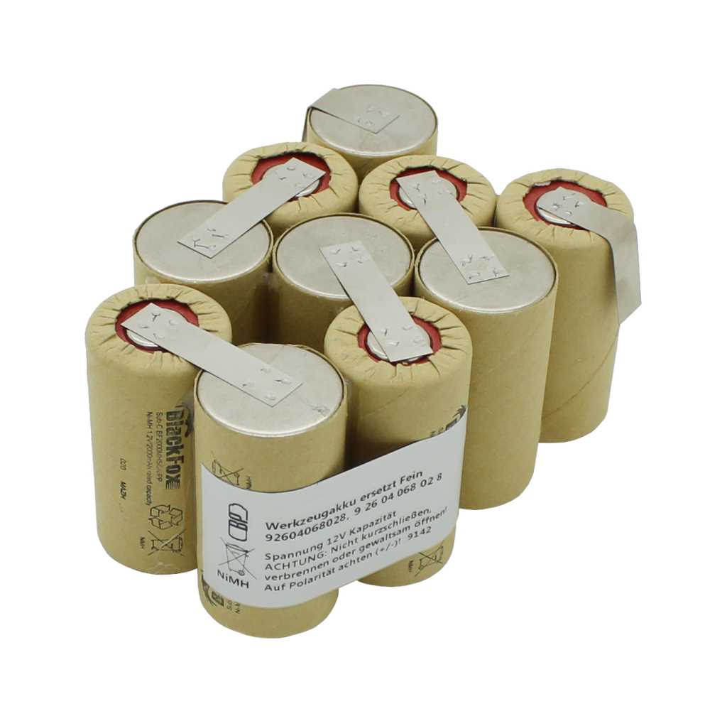 Akkupack aus acht zylindrischen Zellen mit Metallverbinderlaschen und Papiermantel auf weißem Hintergrund