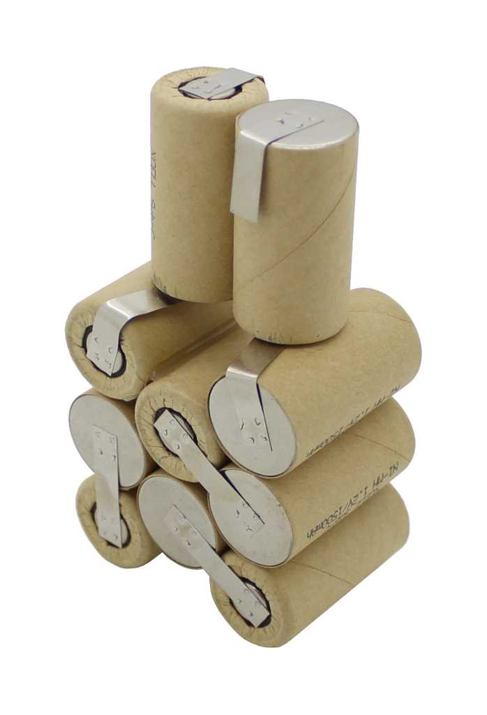 Acht zylindrische Akkuzellen im Papiermantel, gestapelt und mit Metalllaschen verbunden, freigestellt auf Weiß