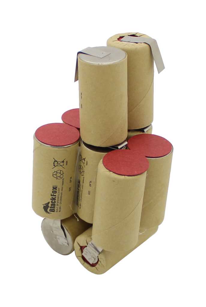 Batteriezellenblock aus sechs zylindrischen Zellen in beige, teils mit roten Abdeckscheiben und Metalllaschen