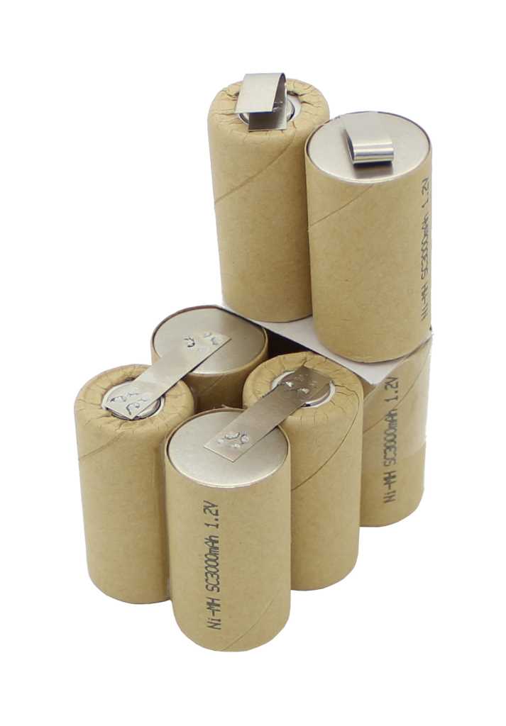 Akkupack aus sechs zylindrischen Zellen in beiger Ummantelung mit Metalllaschen, zu einem Block verbunden