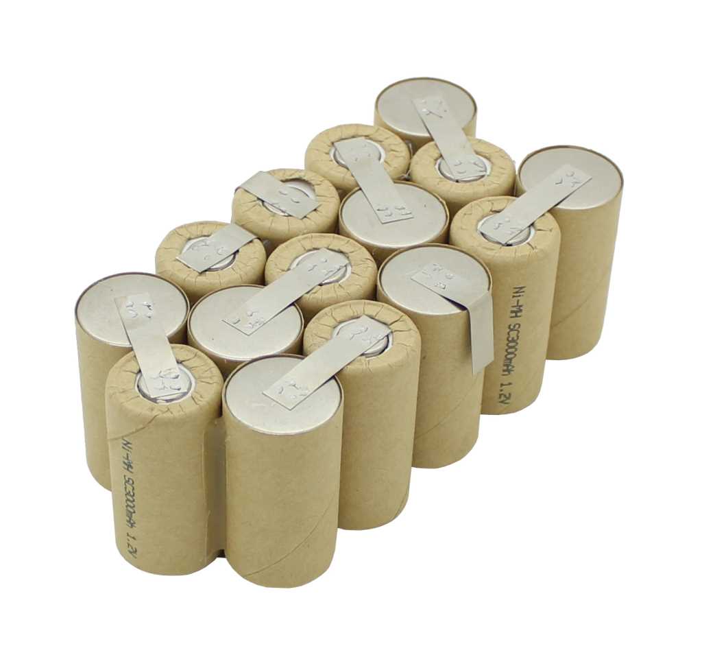 Pack aus zehn zylindrischen Akkuzellen mit Lötfahnen, in Papierhülle gebündelt auf weißem Hintergrund