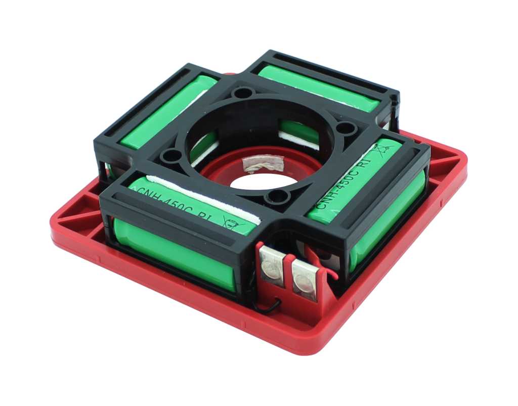 Akkupack mit vier grünen Zellen in schwarzem Halter auf roter Grundplatte, mittig runde Öffnung und Kontaktklemmen