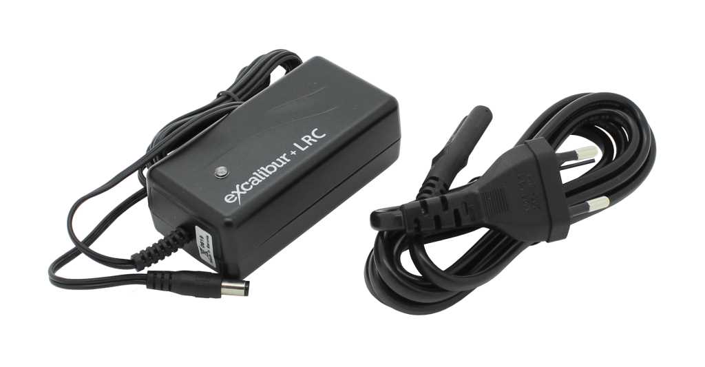 Schwarzes Netzteil mit Kabeln, Hohlstecker und Eurostecker auf weißem Hintergrund