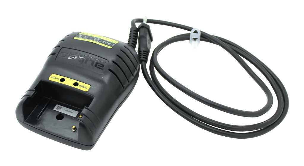 Schwarze Ladestation mit Steckplatz und Statusanzeigen, angeschlossenes Kabel mit Netzstecker auf weißem Hintergrund