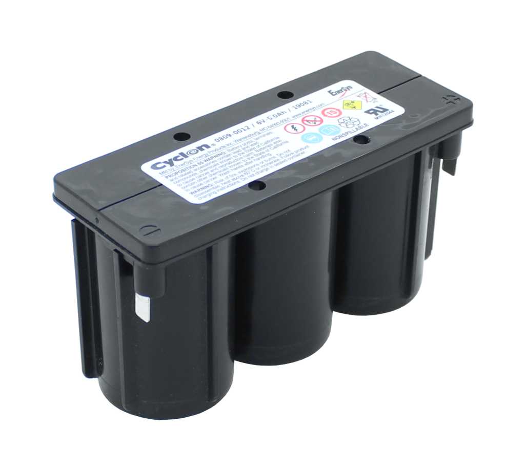 Schwarzer Akku-Block mit drei zylindrischen Kammern und Typenschild oben, schräg von oben fotografiert