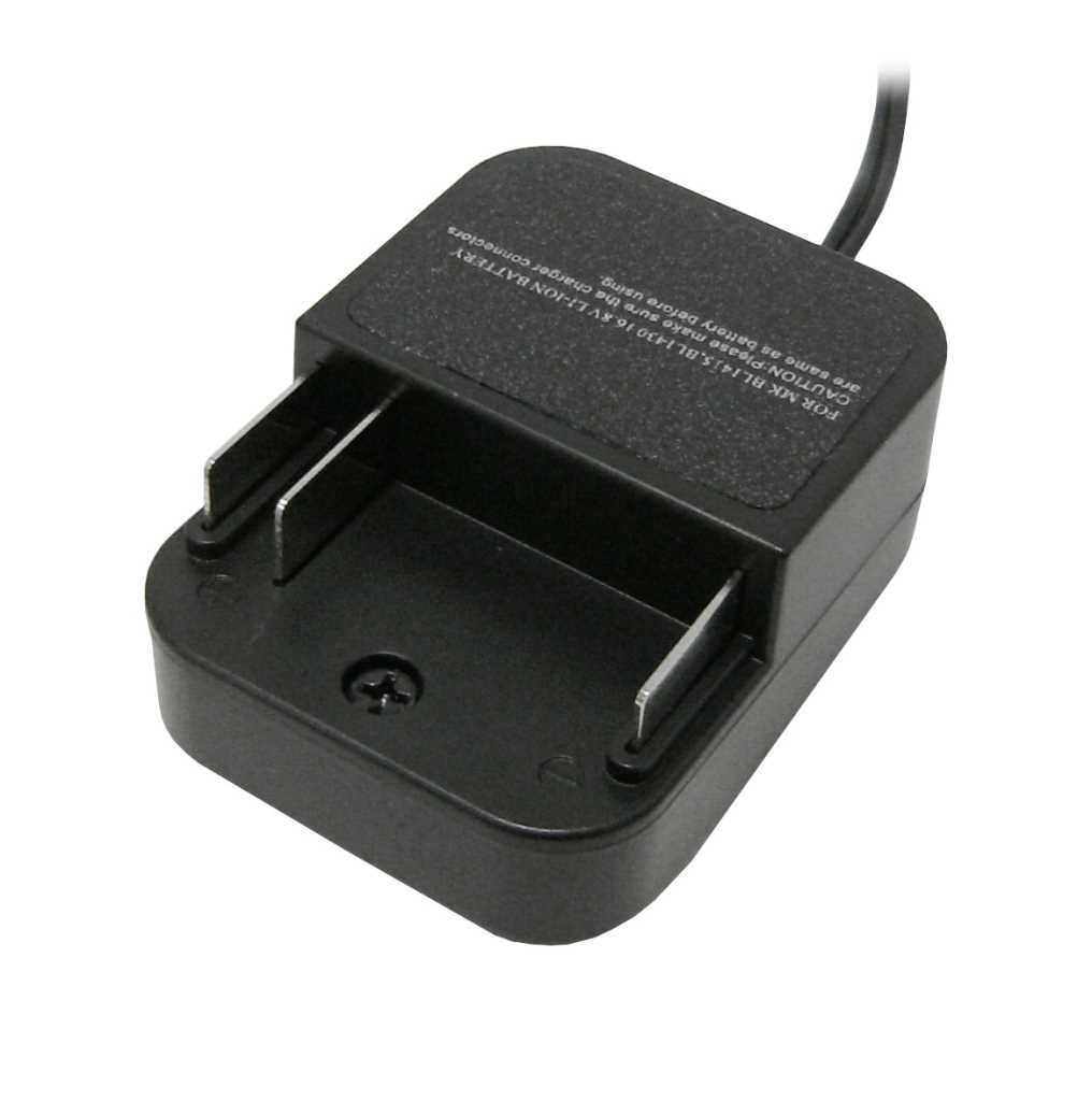 Schwarzes Akku-Ladegerät mit Kabel, Steckaufnahme und Metallkontakten, schräg von oben auf weißem Hintergrund