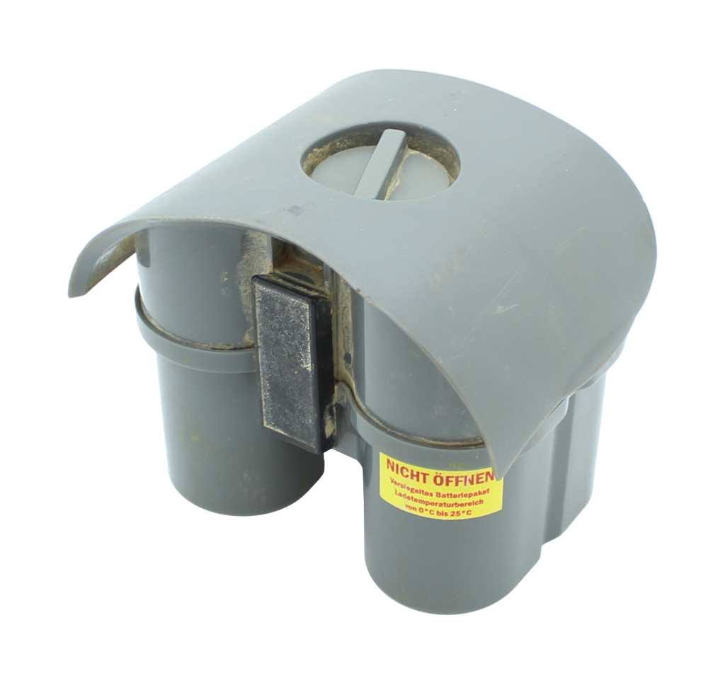 Graues Akkupack mit zwei zylindrischen Zellen, Halteklammer und Rundöffnung oben, seitlich gelber Warnaufkleber