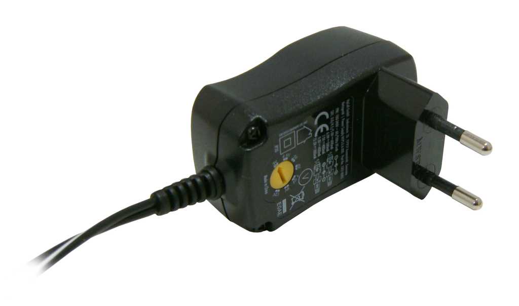 Schwarzes Steckernetzteil mit Eurostecker, seitlichem Kabel und gelbem Drehschalter auf dem Gehäuse