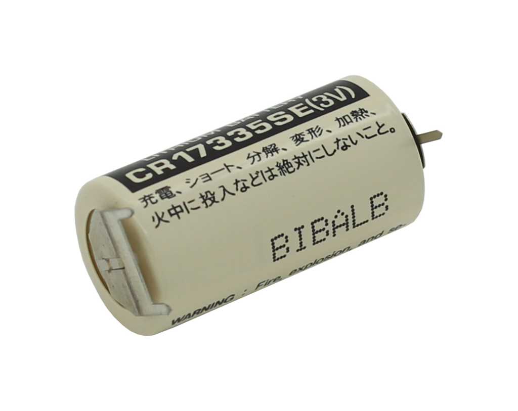 Zylindrische Batterie mit angelöteten Anschlussfahnen, Pluspol links sichtbar, helles Gehäuse mit Aufdruck