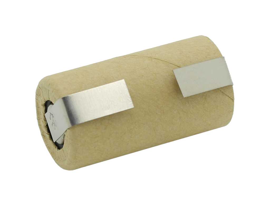 Zylindrische Akkuzelle mit gelblicher Ummantelung und zwei Metall-Lötfahnen auf weißem Hintergrund