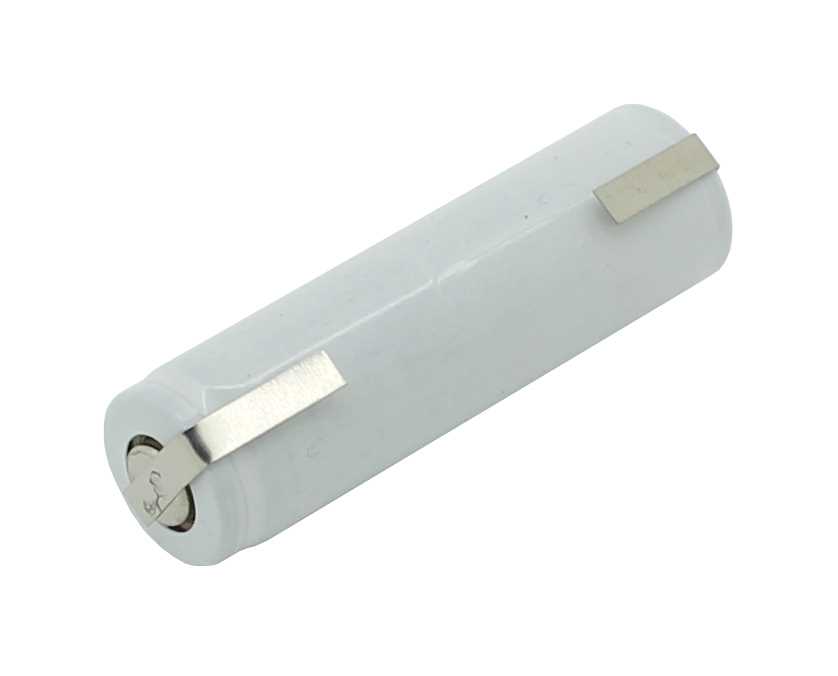 Zylindrischer Akku mit weißer Ummantelung und zwei seitlichen Metallfahnen auf weißem Hintergrund