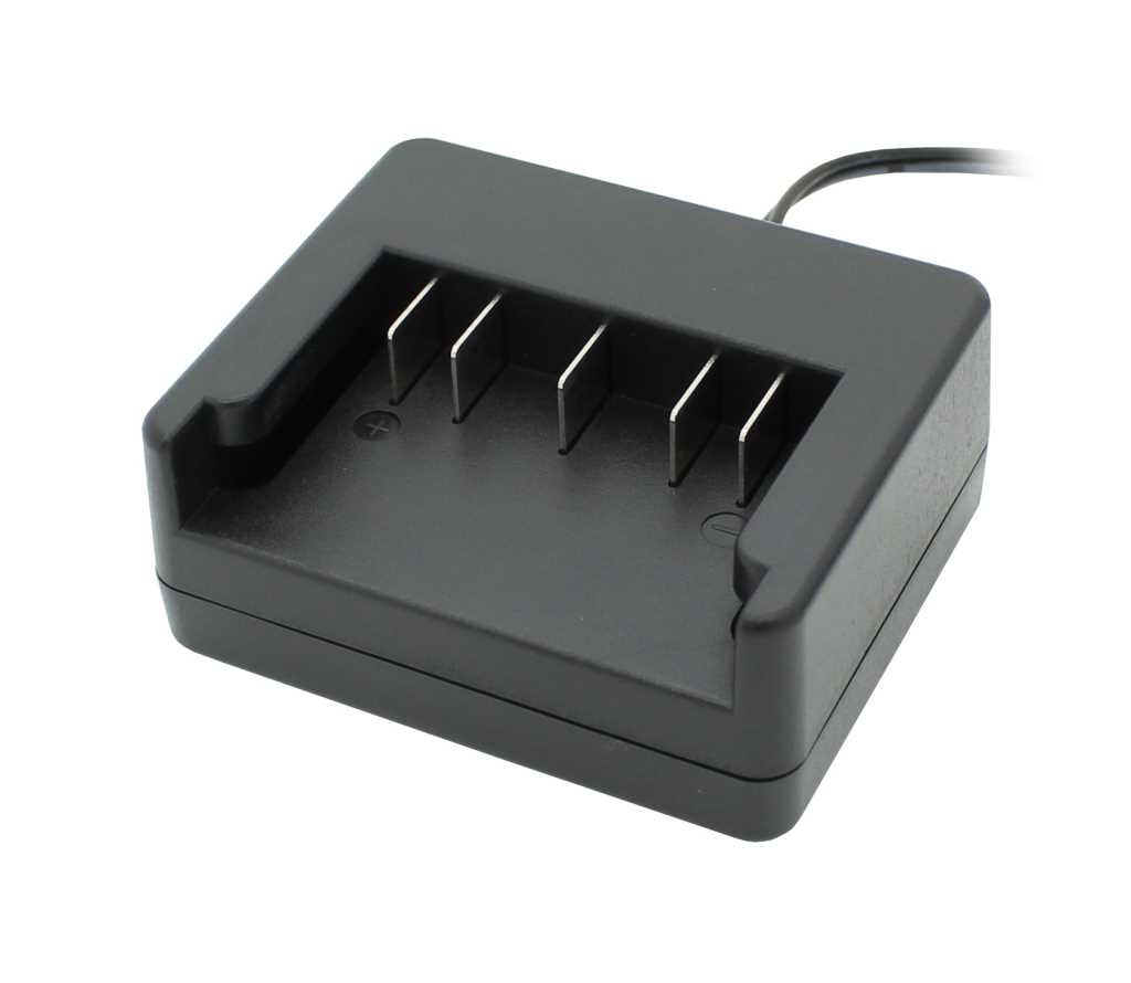 Schwarze Ladestation mit rechteckiger Einlegefläche, fünf Metallkontakten und angeschlossenem Kabel auf weißem Hintergrund