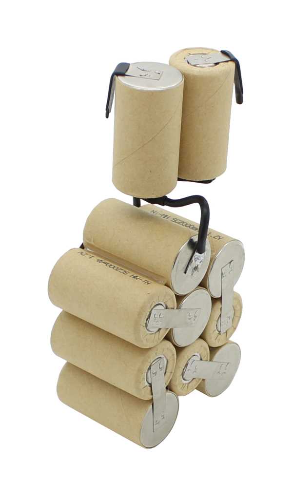 Akkupack aus zylindrischen Zellen in beigefarbener Ummantelung mit Metalllaschen und schwarzen Verbindungsdrähten