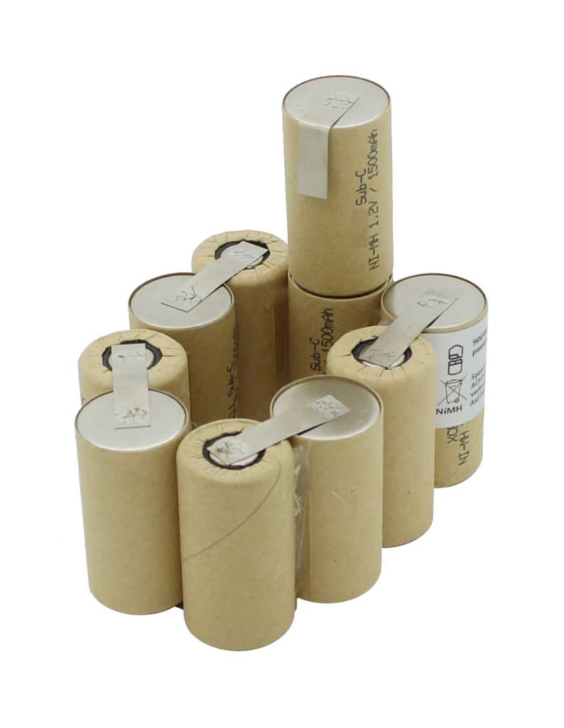 Acht beige Akkuzellen mit angeschweißten Metalllaschen, zu einem Paket zusammengefügt auf weißem Hintergrund