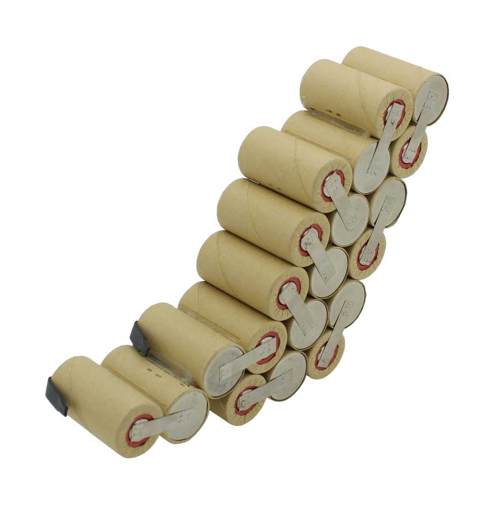 Akkupack aus mehreren beige umwickelten zylindrischen Zellen mit Metalllaschen, diagonal angeordnet vor weißem Hintergrund