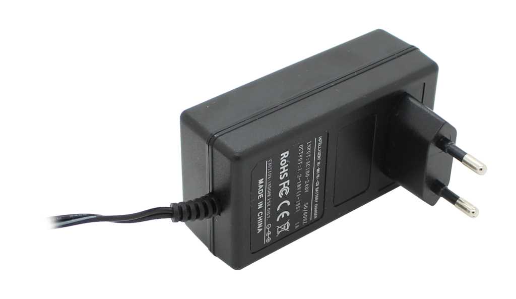 Schwarzes Steckernetzteil mit EU-Stecker und fest angeschlossenem Kabel auf weißem Hintergrund