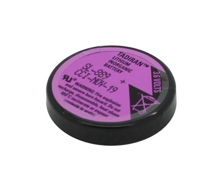 Runde Knopfzellenbatterie mit violettem Etikett und schwarzem Rand, schräg von oben auf weißem Hintergrund