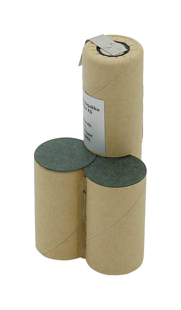 Drei zylindrische Akkuzellen mit brauner Papierummantelung, oben eine Zelle mit Metallkontakt und Etikett