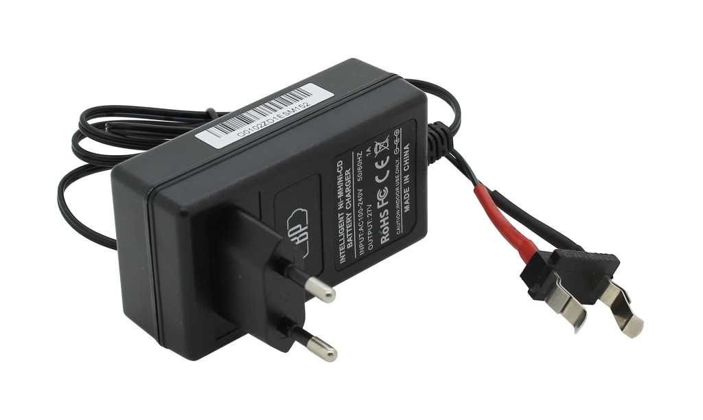 Schwarzes Steckernetzteil mit Eurostecker und Kabel mit rotem und schwarzem Anschlussclip auf weißem Hintergrund