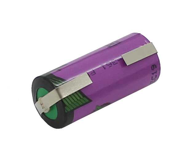 Violette zylindrische Batterie mit zwei silbernen Lötfahnen auf weißem Hintergrund