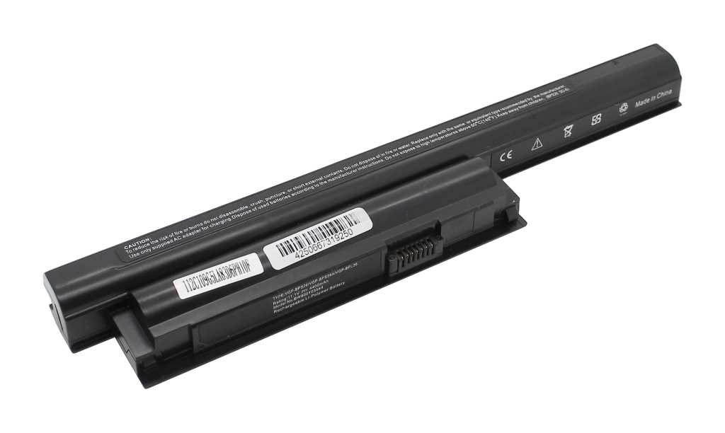 Schwarzer Laptopakku in länglicher Form mit Kontaktleiste und zwei Aufklebern auf weißem Hintergrund