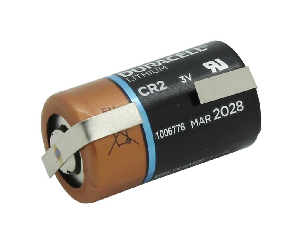 Zylindrische Batterie in Schwarz und Kupfer mit zwei Metall-Lötfahnen, freigestellt auf weißem Hintergrund