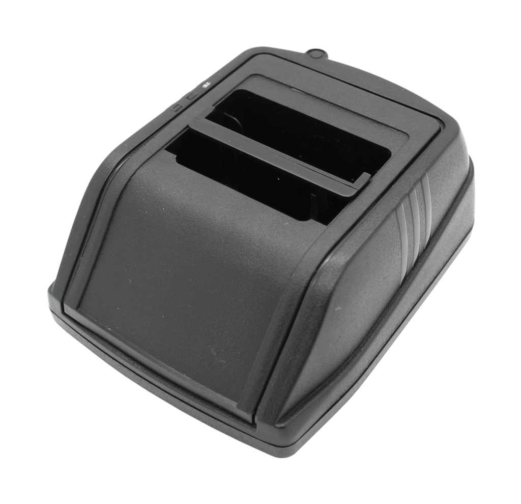 Schwarze Ladestation aus Kunststoff mit rechteckiger Einstecköffnung und seitlichen Rillen auf weißem Hintergrund