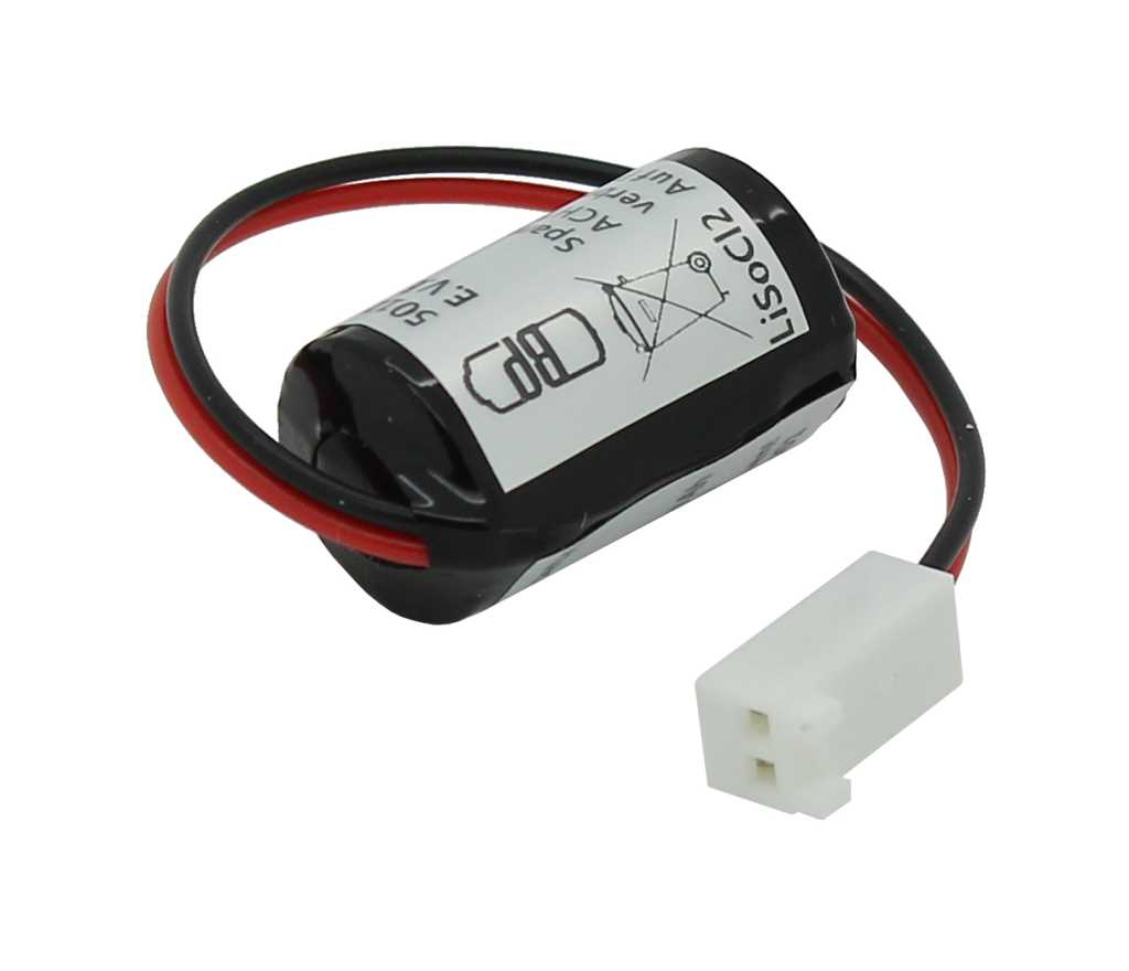 Schwarze zylindrische Batterie mit rot-schwarzem Kabel und weißem 2-poligem Stecker auf weißem Hintergrund