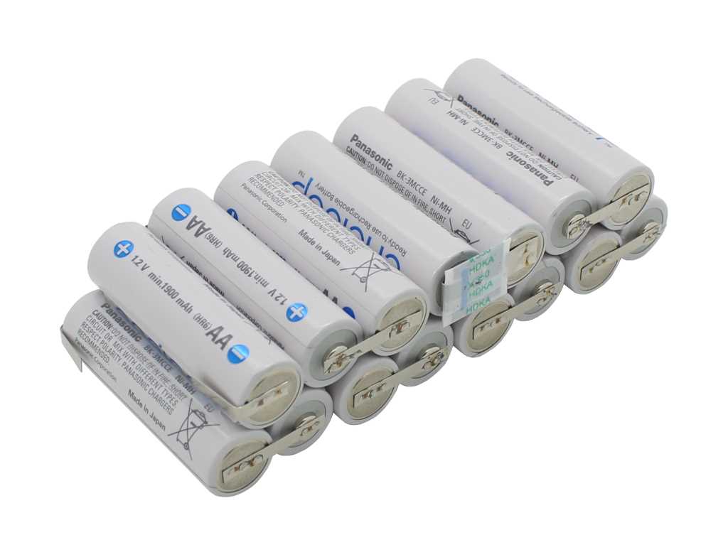 Akkupack aus 15 weißen AA-NiMH-Zellen, seitlich mit Metalllaschen verbunden, auf weißem Hintergrund