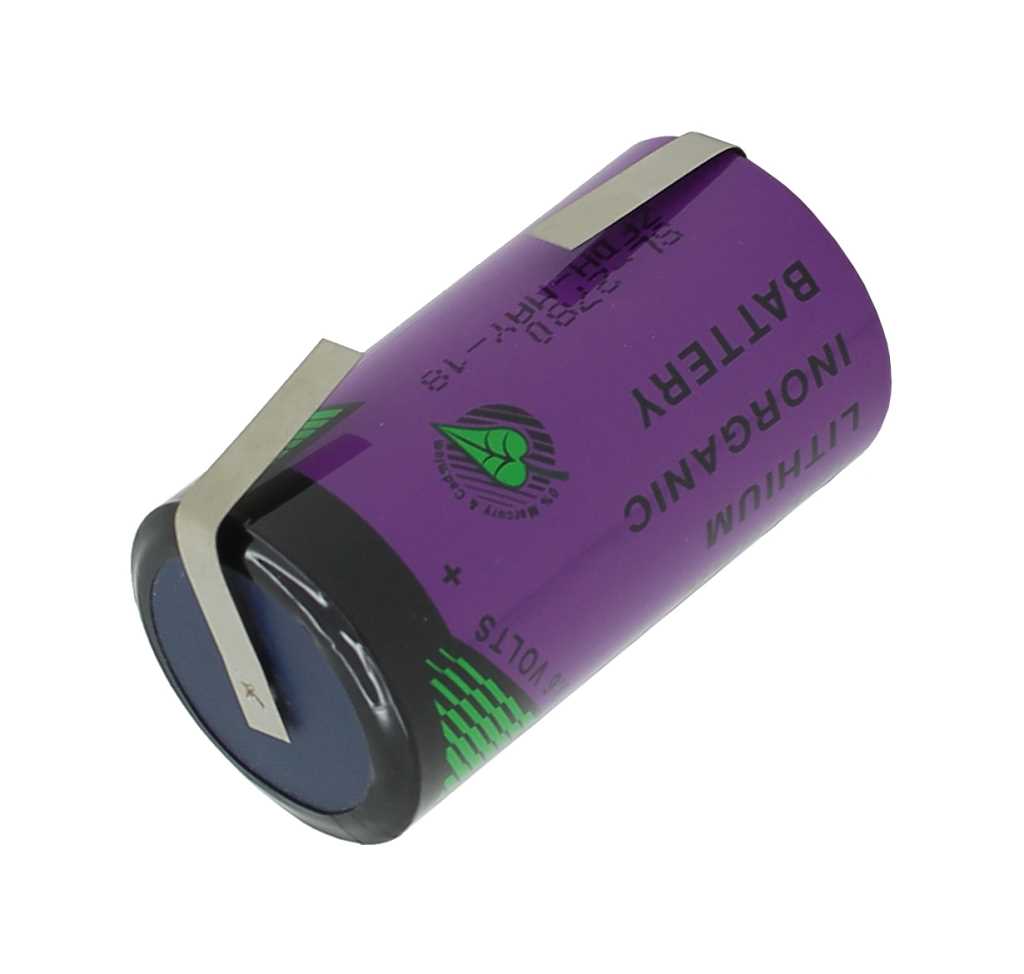 Violette zylindrische Batterie mit zwei Metall-Lötfahnen in U-Form auf weißem Hintergrund