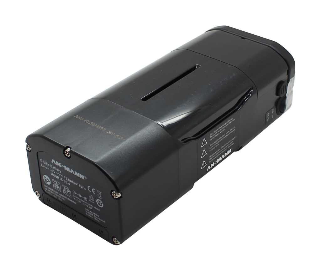 Schwarzer E-Bike-Akku in länglicher Form mit Griffmulde, Schrauben und Anschluss an der Stirnseite auf weißem Hintergrund