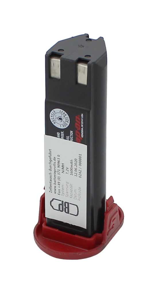 Schwarzer Akku mit zwei Metallkontakten oben, rotem Sockel und aufgeklebtem Etikett auf weißem Hintergrund