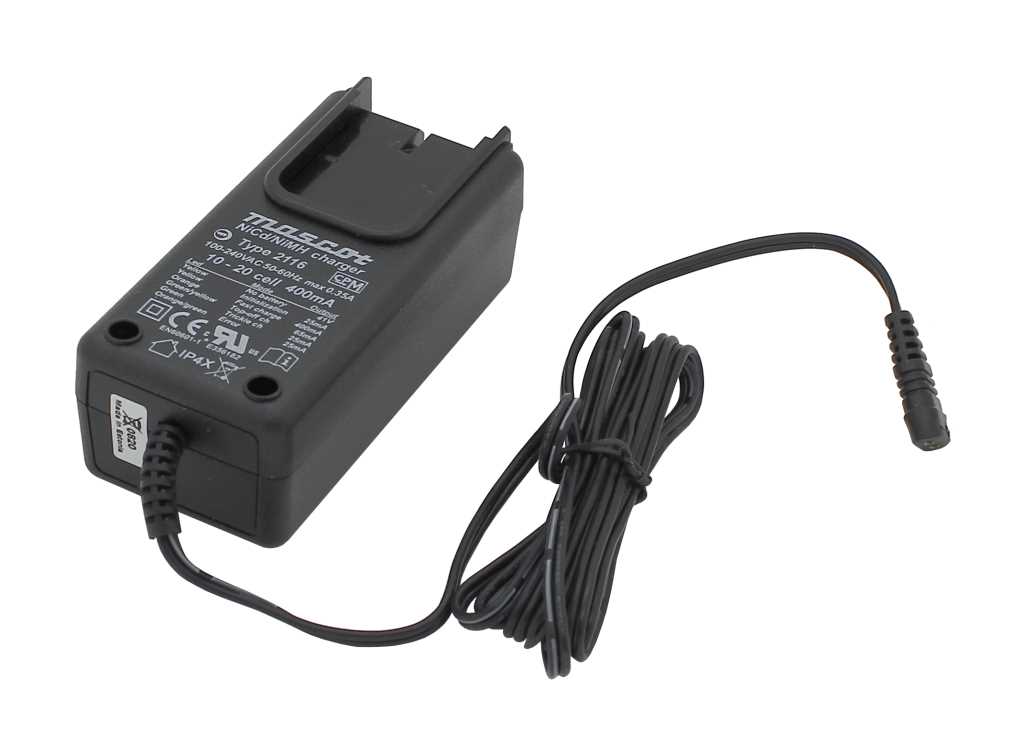 Schwarzes Akkuladegerät mit Steckschacht und langem Kabel mit Rundstecker auf weißem Hintergrund