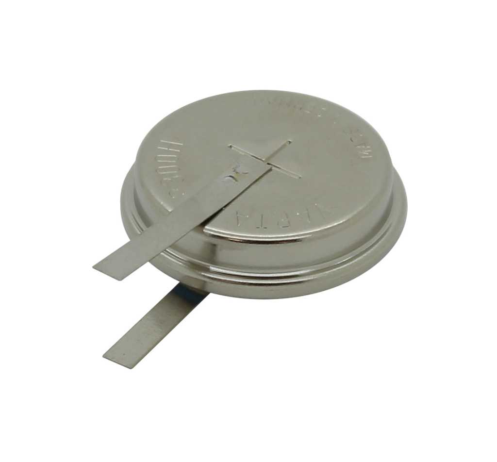 Runde silberne Knopfzelle mit zwei flachen Metallfahnen, eine oben überkreuzt, eine unten seitlich herausstehend