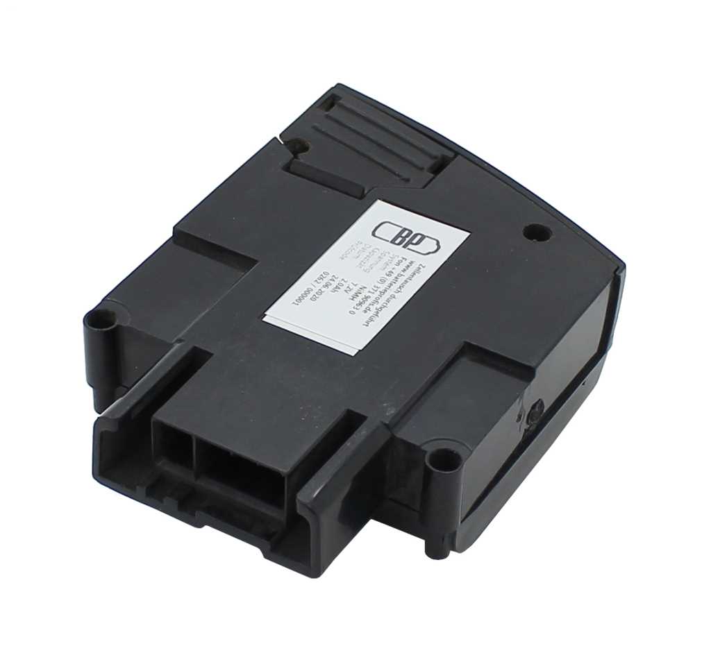 Schwarzes Akkugehäuse mit Steckanschluss und weißem Etikett, freigestellt auf weißem Hintergrund