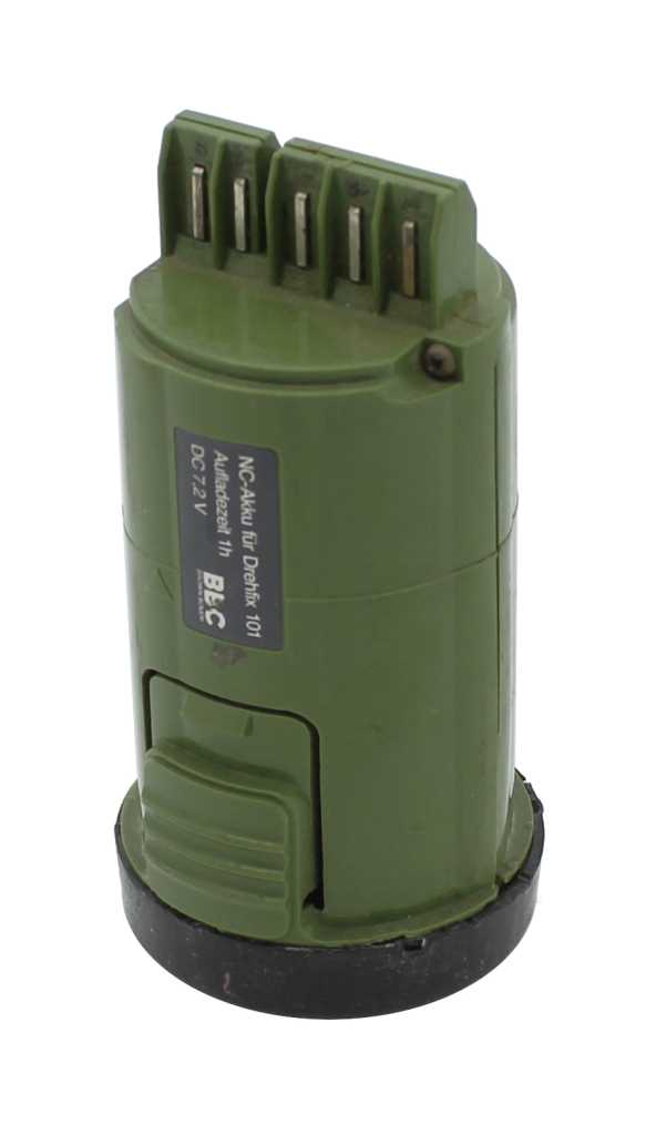 Grüner zylindrischer Akku mit fünf Metallkontakten oben und schwarzem Sockel am unteren Rand