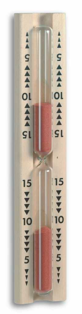 Sanduhr mit rotem Sand in Glasröhre auf hellem Holzbrett, seitlich Skalenmarkierungen und Pfeile