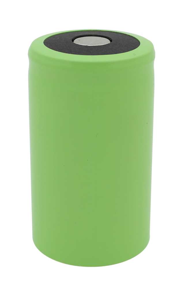 Grüner zylindrischer Akkuzellenkörper mit flachem Pluspol, Ansicht von schräg oben auf weißem Hintergrund