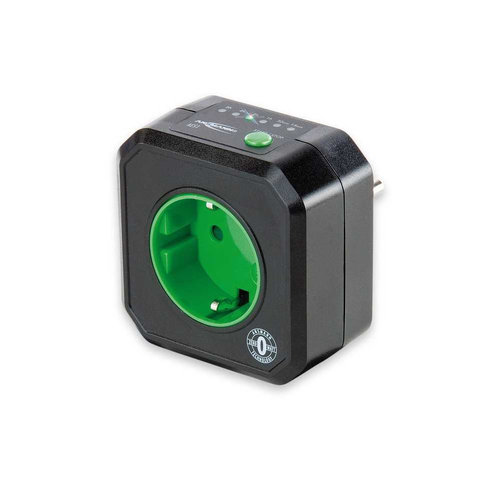 Schwarzer Steckdosenadapter mit grüner Schuko-Buchse und grünem Knopf, schräg von vorn auf weißem Hintergrund