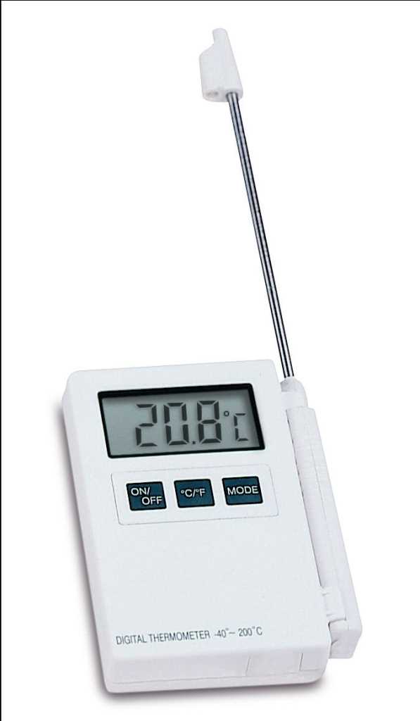 Weißes Digitalthermometer mit Display und drei Tasten, angeschlossen an langen Metall-Einstechfühler mit Schutzkappe
