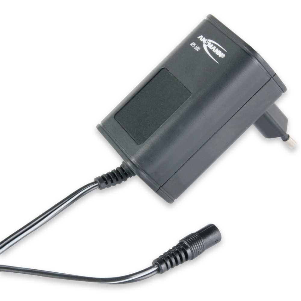 Schwarzes Steckernetzteil mit Eurostecker und festem Kabel, am Kabelende zylindrischer Hohlstecker