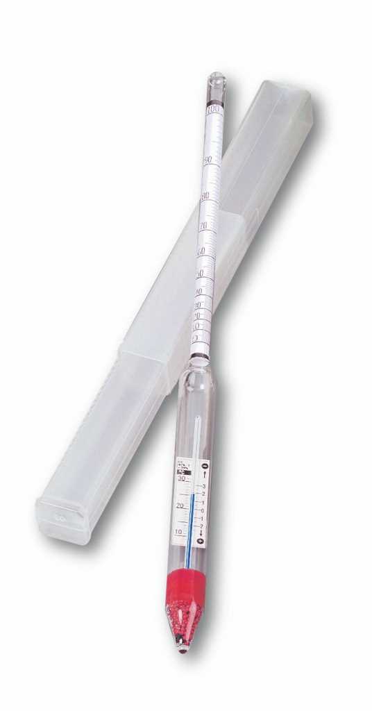 Glas-Aräometer mit Skala und roter Beschwerung im unteren Kolben, daneben transparente Kunststoffhülle
