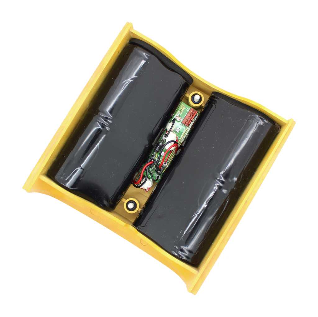 Geöffnetes gelbes Batteriefach mit zwei schwarzen Akku-Packs und sichtbarer Leiterplatte mit Kabeln in der Mitte