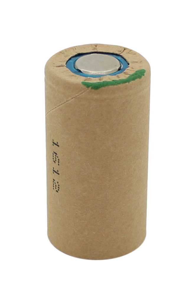 Zylindrische Batteriezelle mit brauner Ummantelung, flachem Metallkontakt oben und grünem Markierungsstrich