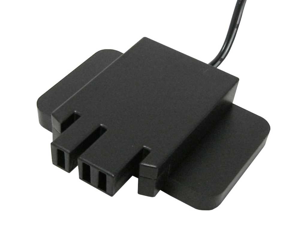 Schwarzer Ladeadapter mit Kabel und dreipoligem Steckanschluss, seitliche Halteflügel sichtbar