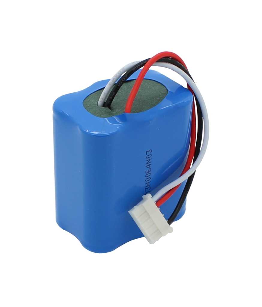 Blauer Akkupack mit rot-schwarz-weißen Kabeln und weißem Stecker auf weißem Hintergrund